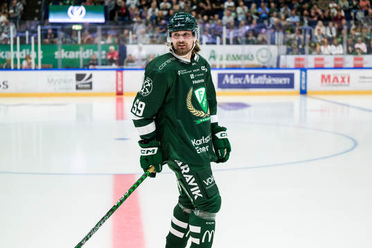 Färjestads Linus Johansson visar upp det nya matchstället