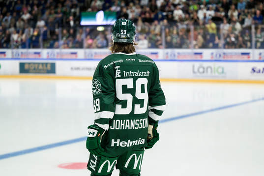 Färjestads Linus Johansson visar upp det nya matchstället