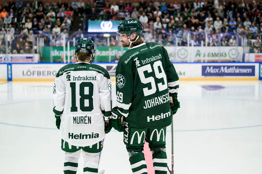 Färjestads Linus Johansson visar upp det nya matchstället