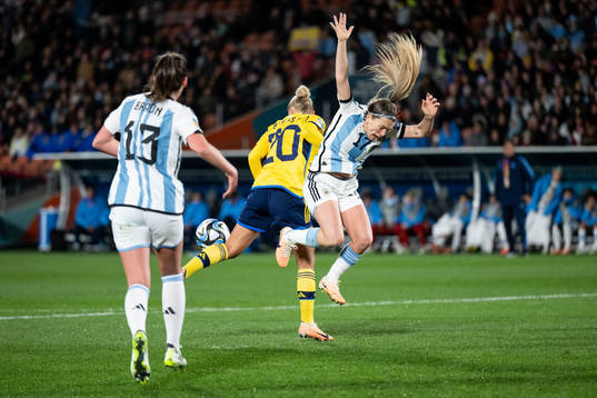 Hanna Bennison of Sweden and Camila Gomez Ares of Argentina