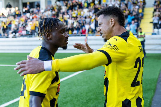 Tobias Sana of Häcken celebrates with Ibrahim Sadiq