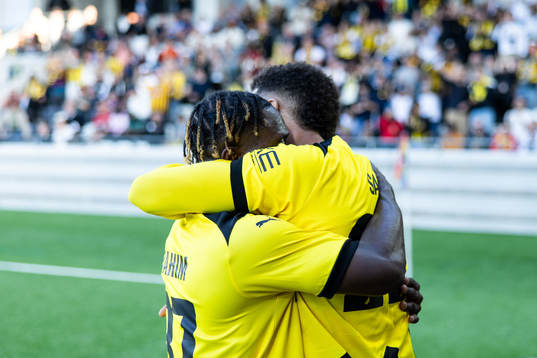 Tobias Sana of Häcken celebrates with Ibrahim Sadiq