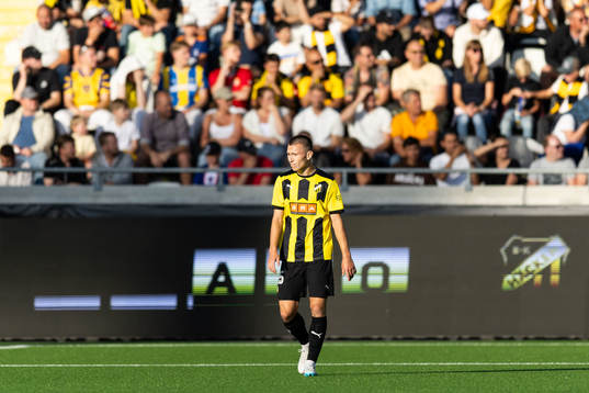 Kristoffer Lund Hansen of Häcken looks dejected