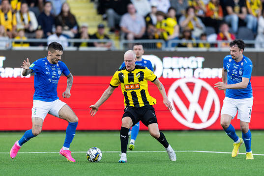 Valgeir Lunddal of Häcken against René Joensen and Vegard