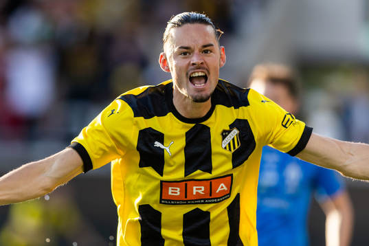 Amor Layouni of Häcken celebrates