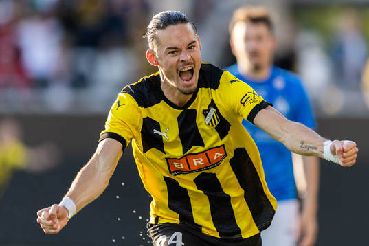 Amor Layouni of Häcken celebrates