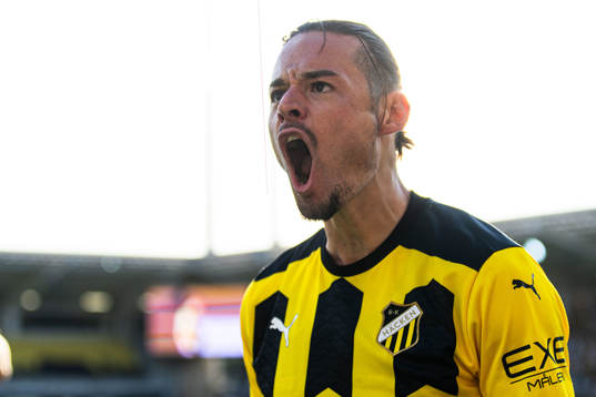 Amor Layouni of Häcken celebrates