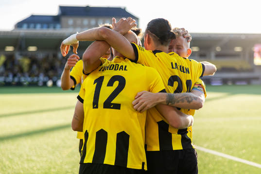 Amor Layouni of Häcken celebrates with team mates