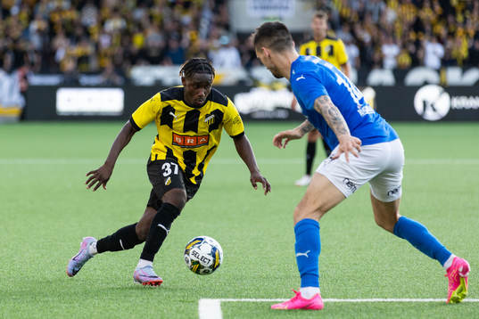 Ibrahim Sadiq of Häcken and René Joensen of Klaksvik