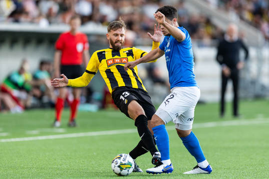 Simon Sandberg of Häcken and Patrick Da Silva of Klaksvik