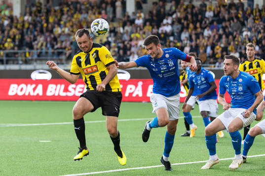 Even Hovland of Häcken and Jakup Andreasen of Klaksvik
