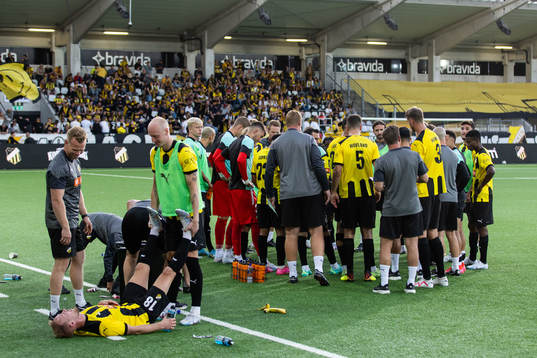 Players of Häcken gather