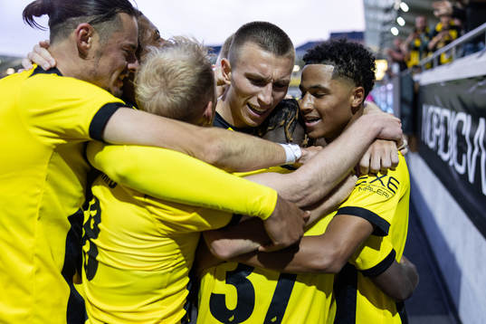 Ibrahim Sadiq of Häcken celebrates with team mates