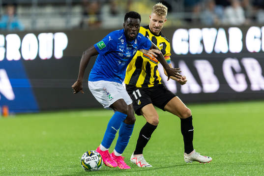 Luc Kassi of Klaksvik and Samuel Gustafson of Häcken