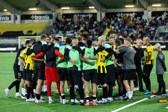 Players of Häcken gather