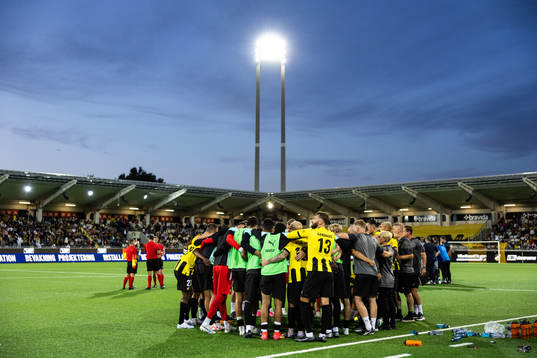 Players of Häcken gather