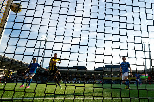 Amor Layouni of Häcken scores 2-1