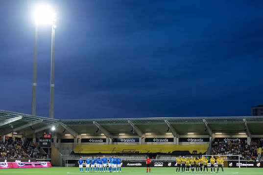Players of Klaksvik and of Häcken watching the penalty
