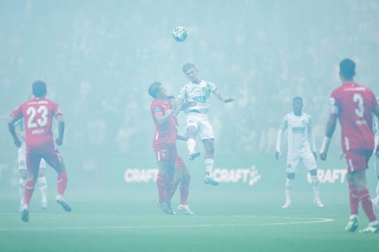Sem Steijn of Twente and Fredrik Hammar of Hammarby
