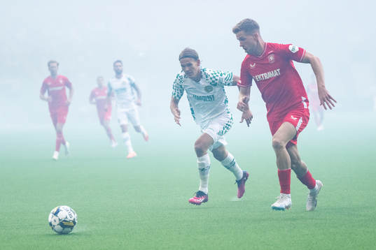 Markus Karlsson of Hammarby and Gijs Smal of Twente