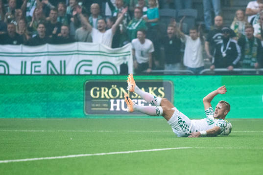 Simon Strand of Hammarby reacts