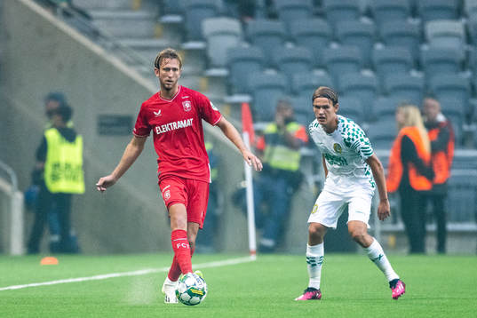 Michel Vlap of Twente and Markus Karlsson of Hammarby
