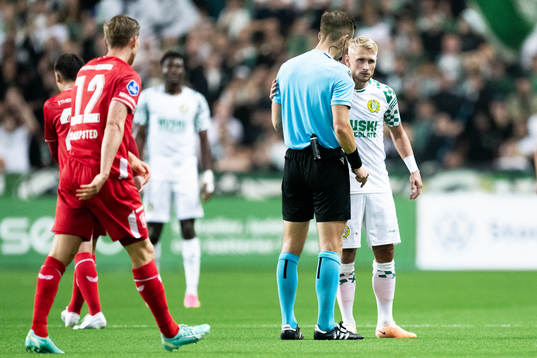 Simon Strand of Hammarby in discussion with referee