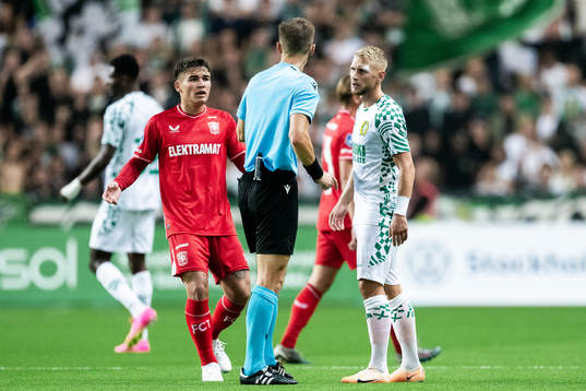 Manfred Ugalde of Twente and Simon Strand of Hammarby in