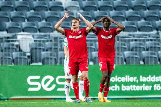Sem Steijn and Joshua Brenet of Twente looks dejected