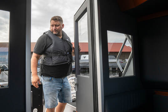 Modo hockeys huvudtränare Mattias Karlin åker båt