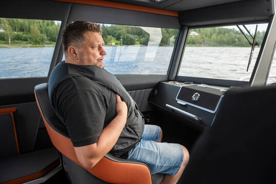 Modo hockeys huvudtränare Mattias Karlin åker båt
