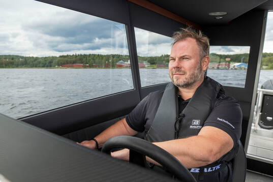 Modo hockeys sportchef Henrik Gradin åker båt