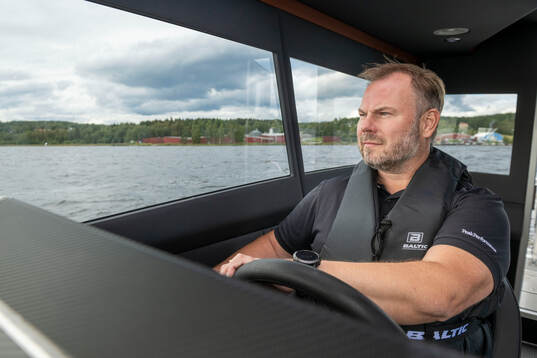 Modo hockeys sportchef Henrik Gradin  åker båt