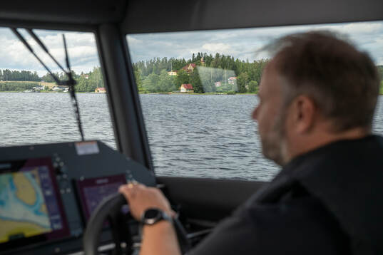 Modo hockeys sportchef Henrik Gradin  åker båt