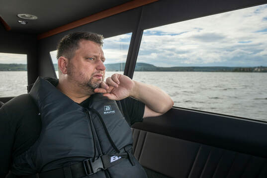 Modo hockeys huvudtränare Mattias Karlin åker båt