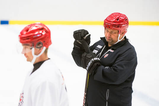 Modos huvudtränare Mattias Karlin