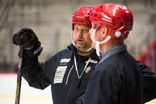 Modos huvudtränare Mattias Karlin
