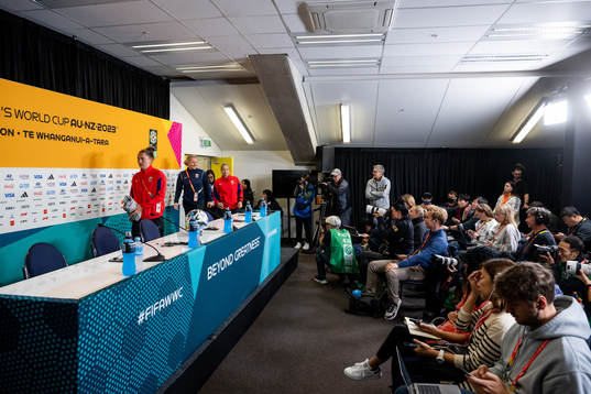 Vilde Bøe Risa, head coach Hege Riise and goalkeeper