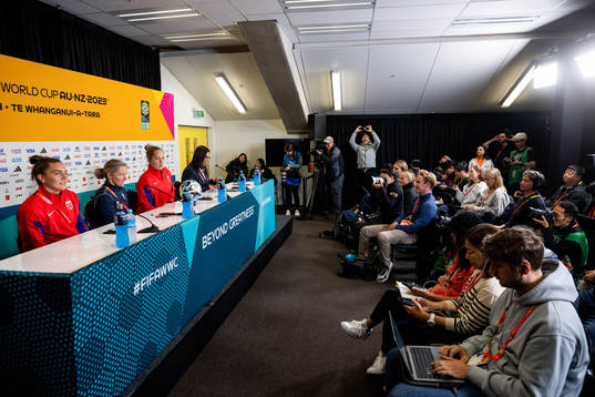 Vilde Bøe Risa, head coach Hege Riise and goalkeeper
