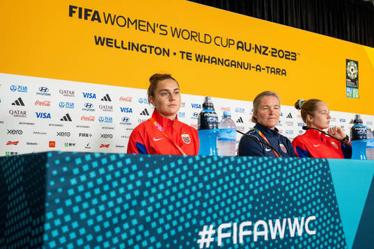 Vilde Bøe Risa, head coach Hege Riise and goalkeeper