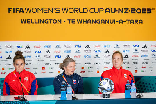 Vilde Bøe Risa, head coach Hege Riise and goalkeeper