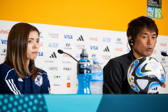 Yui Hasegawa and head coach Ikeda Futoshi of Japan at a