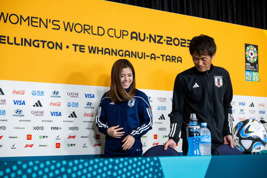 Yui Hasegawa and head coach Ikeda Futoshi of Japan at a