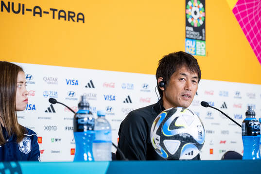 Yui Hasegawa and head coach Ikeda Futoshi of Japan at a