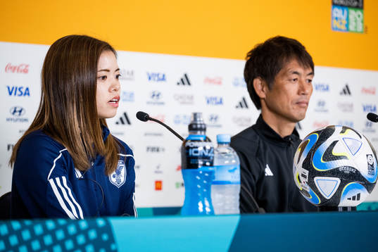 Yui Hasegawa and head coach Ikeda Futoshi of Japan at a