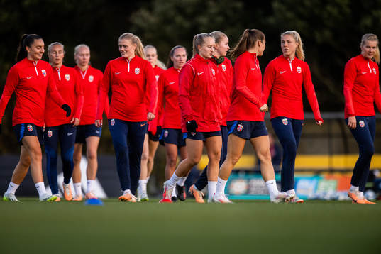 Amalie Eikeland and players of Norway at a training session