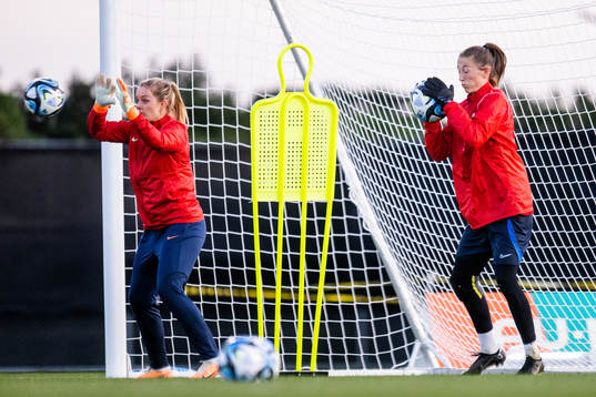 Goalkeeper Guro Pettersen and goalkeeper Cecilie