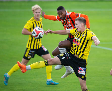 IFK Hässleholms Axel Henriksson nickduellerar  med