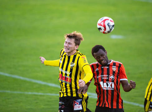 IFK Hässleholms Edvin Nilsson nickduellerar i matchen i