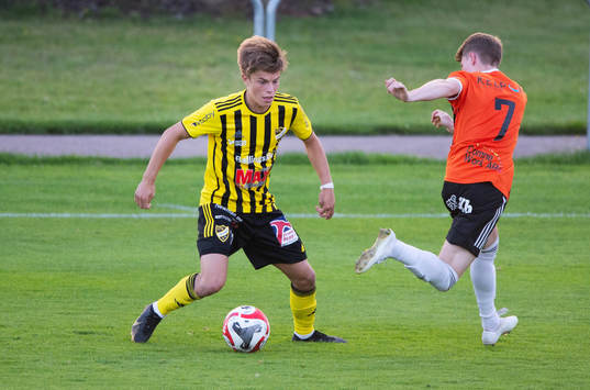 IFK Hässleholms Jussi Tikkanen fintar bort Kristianstads